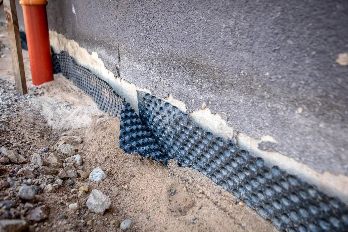 Drainage membrane fixed to a foundation wall during waterproofing